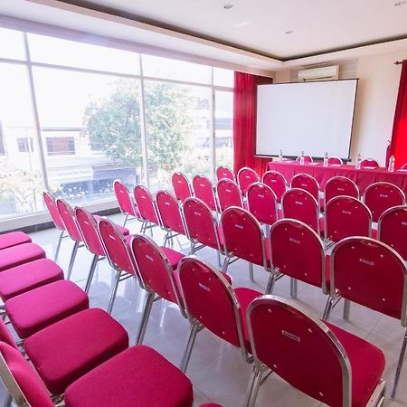 Luxpoint Hotel Baratajaya Surabaya Kültér fotó