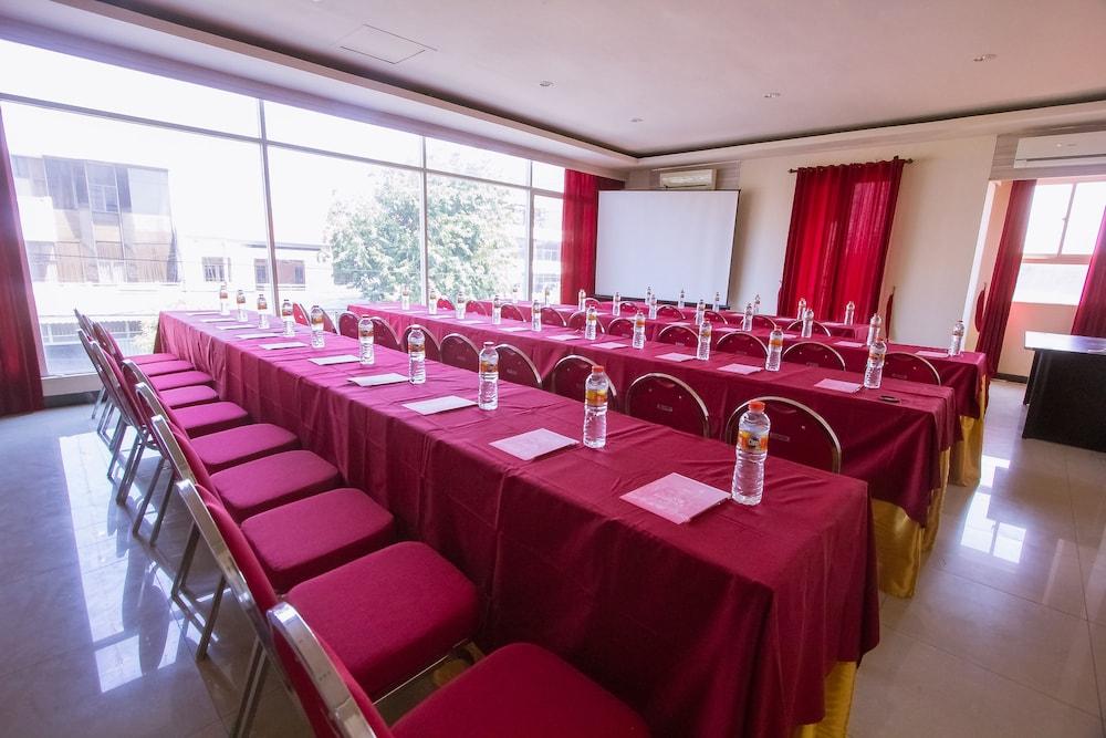 Luxpoint Hotel Baratajaya Surabaya Kültér fotó