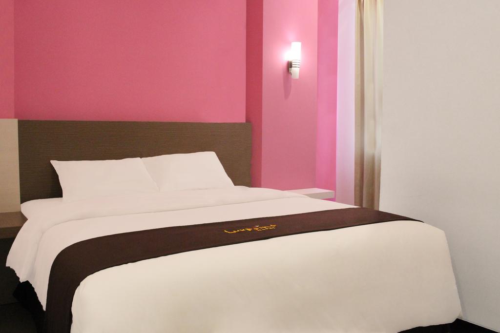 Luxpoint Hotel Baratajaya Surabaya Szoba fotó
