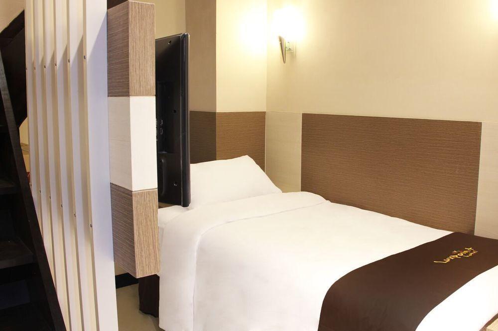 Luxpoint Hotel Baratajaya Surabaya Kültér fotó