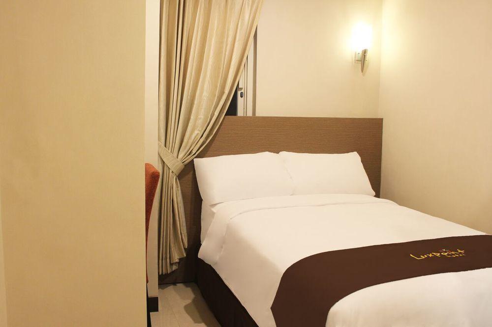 Luxpoint Hotel Baratajaya Surabaya Kültér fotó