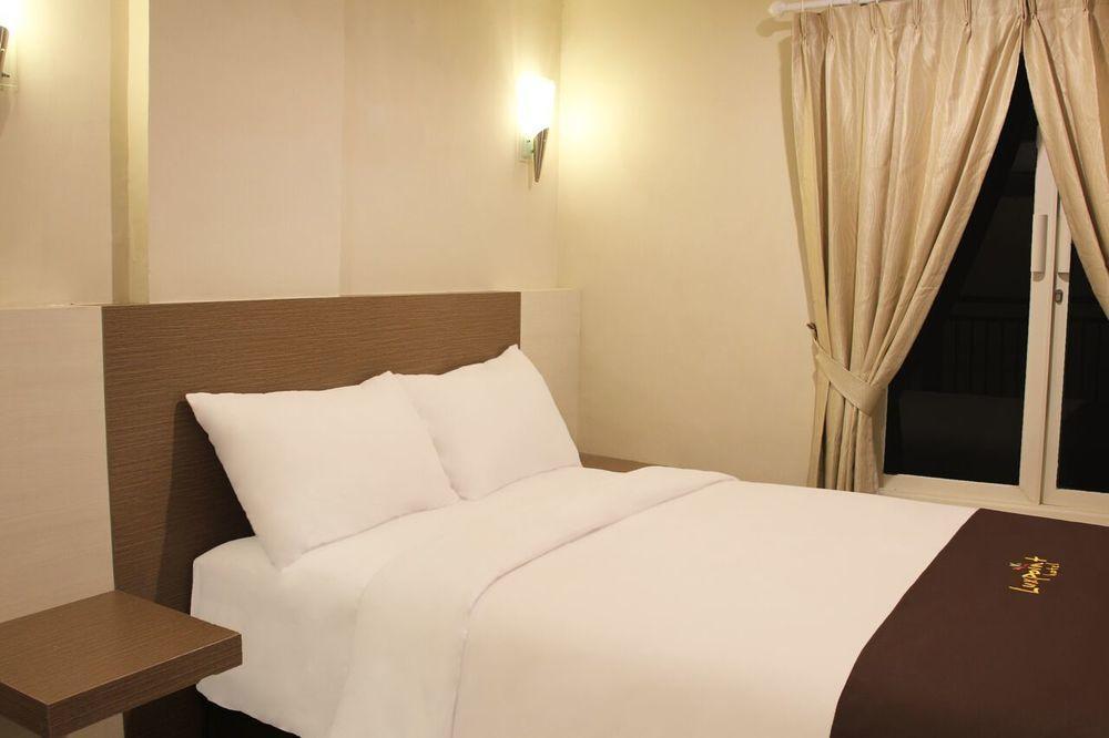 Luxpoint Hotel Baratajaya Surabaya Kültér fotó