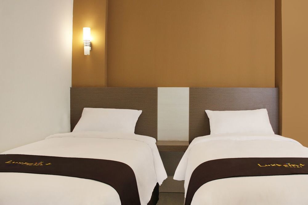 Luxpoint Hotel Baratajaya Surabaya Kültér fotó