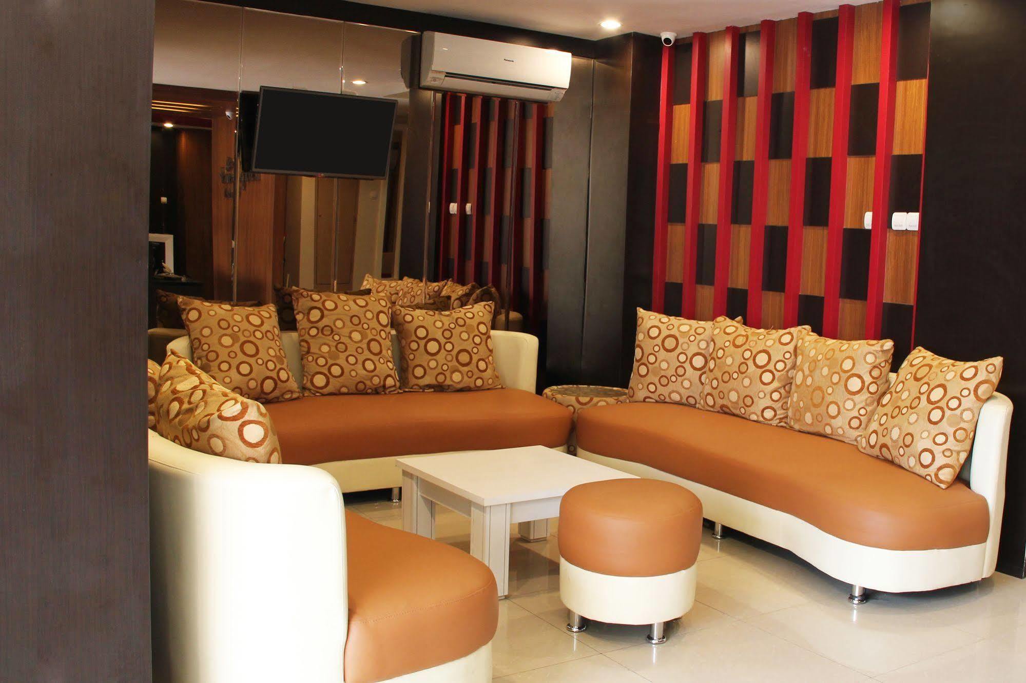 Luxpoint Hotel Baratajaya Surabaya Kültér fotó