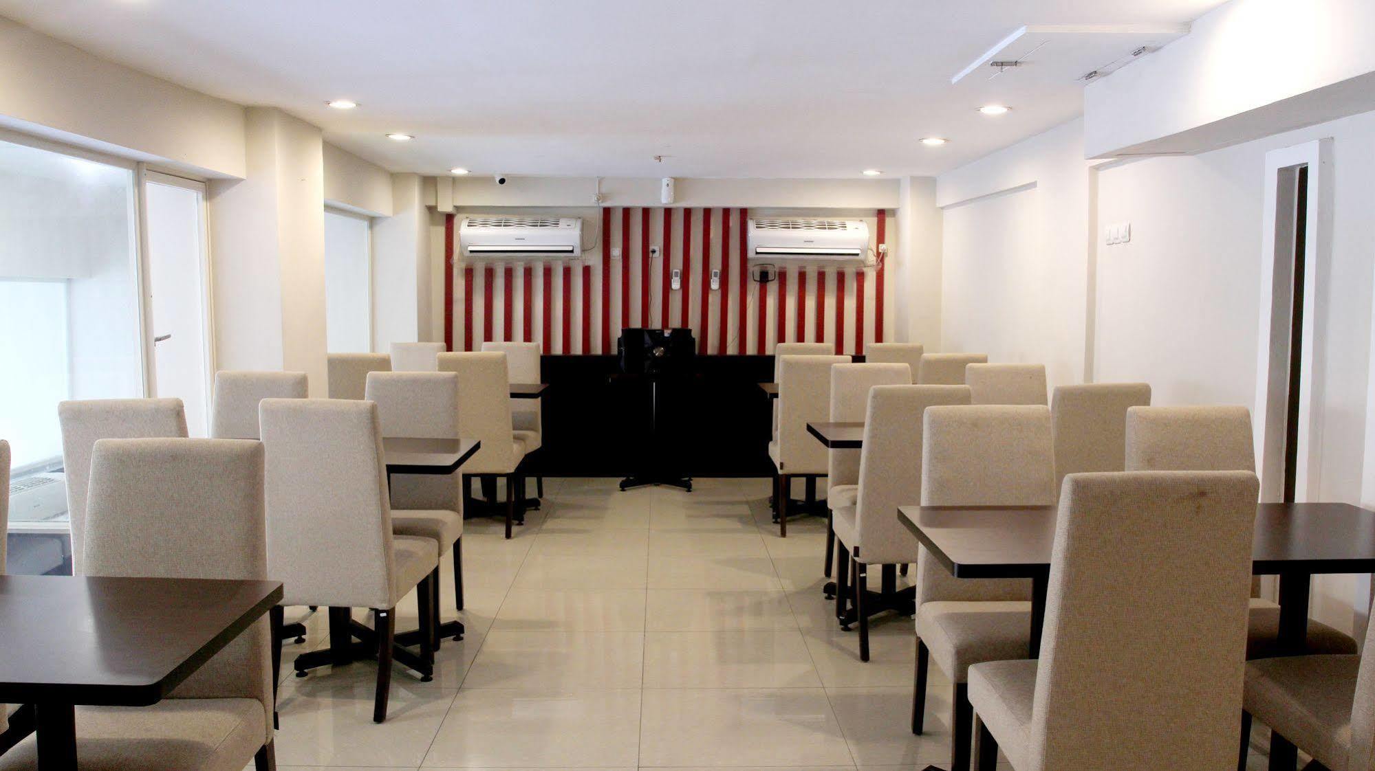 Luxpoint Hotel Baratajaya Surabaya Kültér fotó