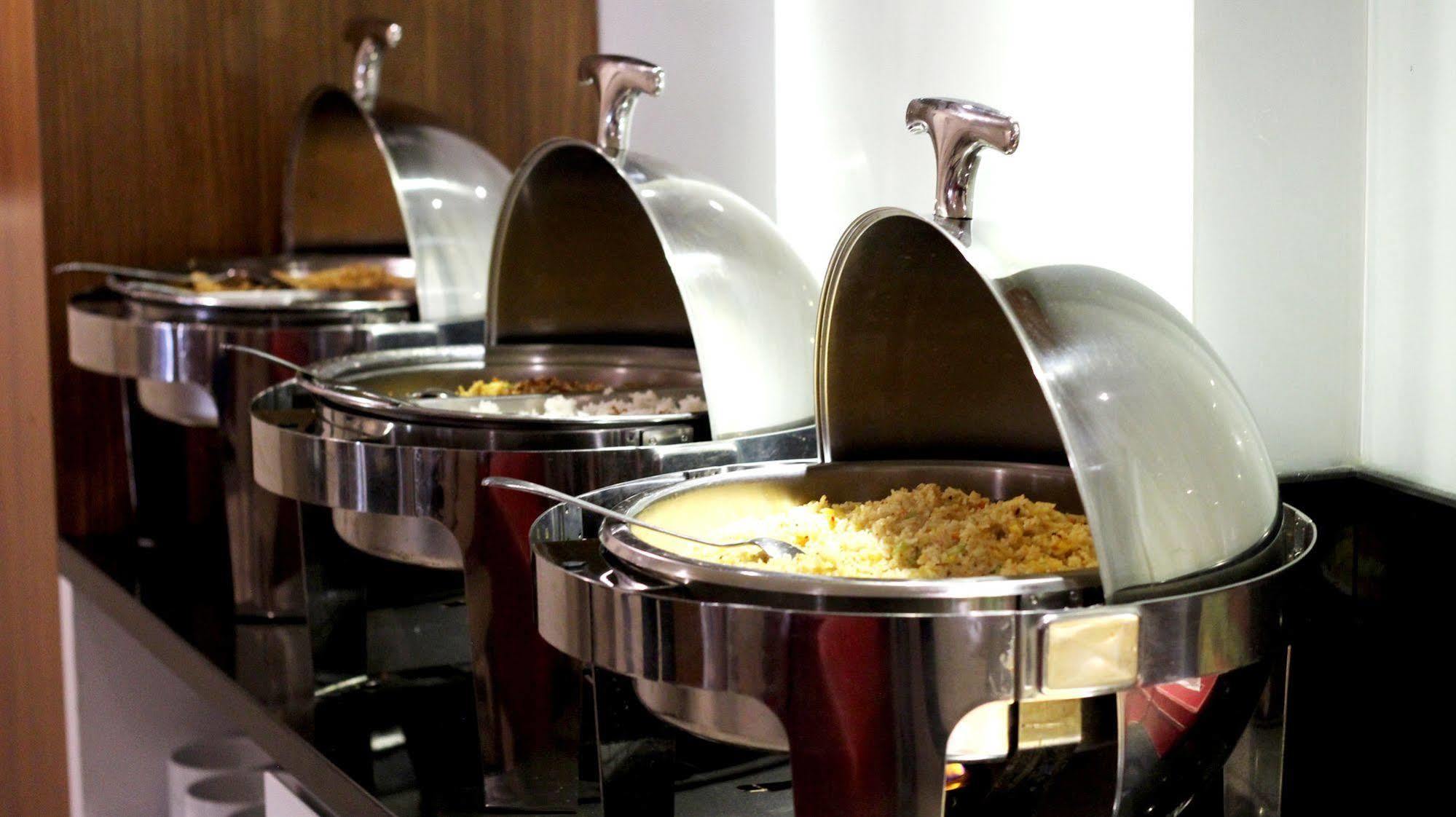 Luxpoint Hotel Baratajaya Surabaya Kültér fotó