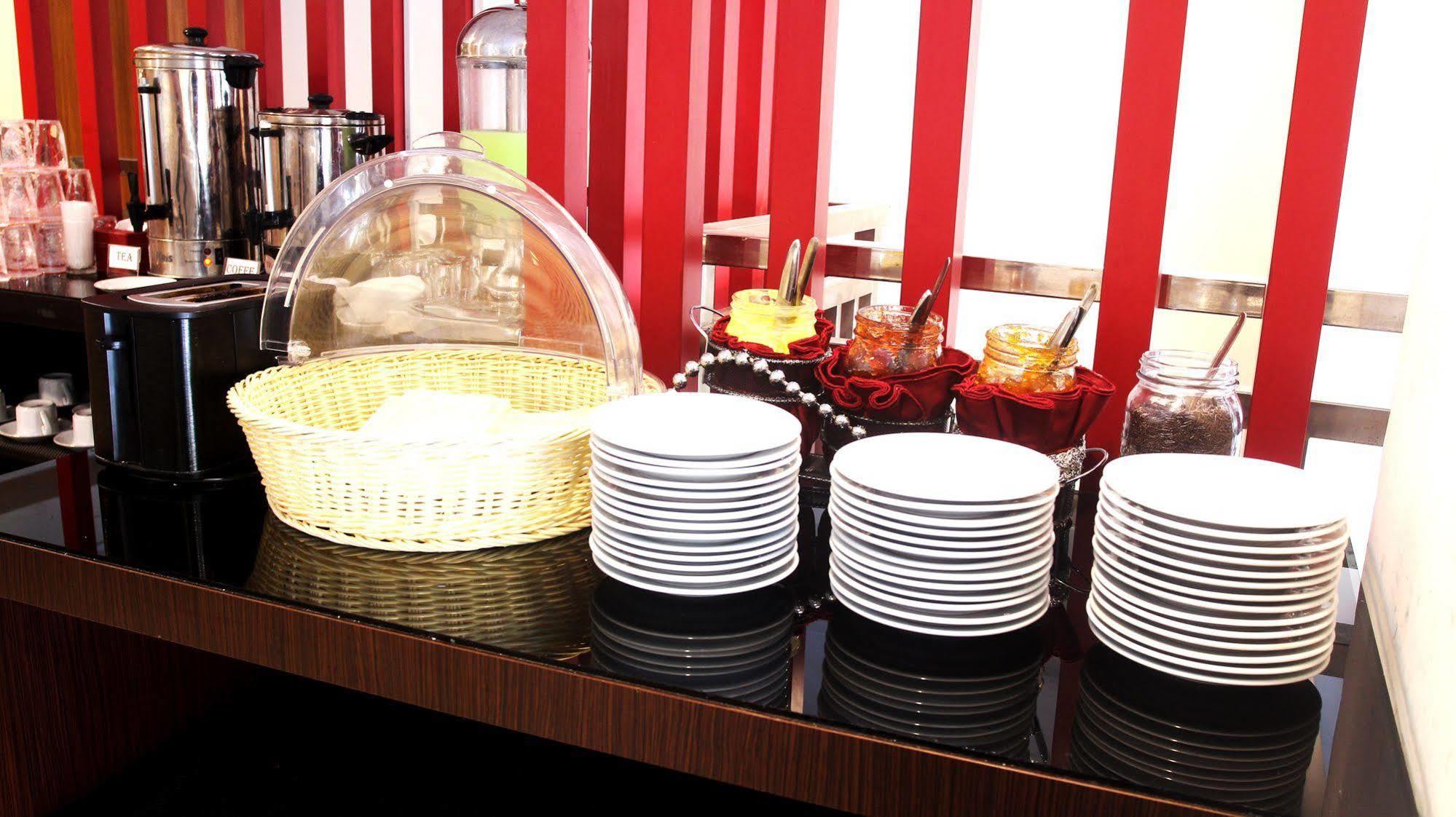 Luxpoint Hotel Baratajaya Surabaya Kültér fotó