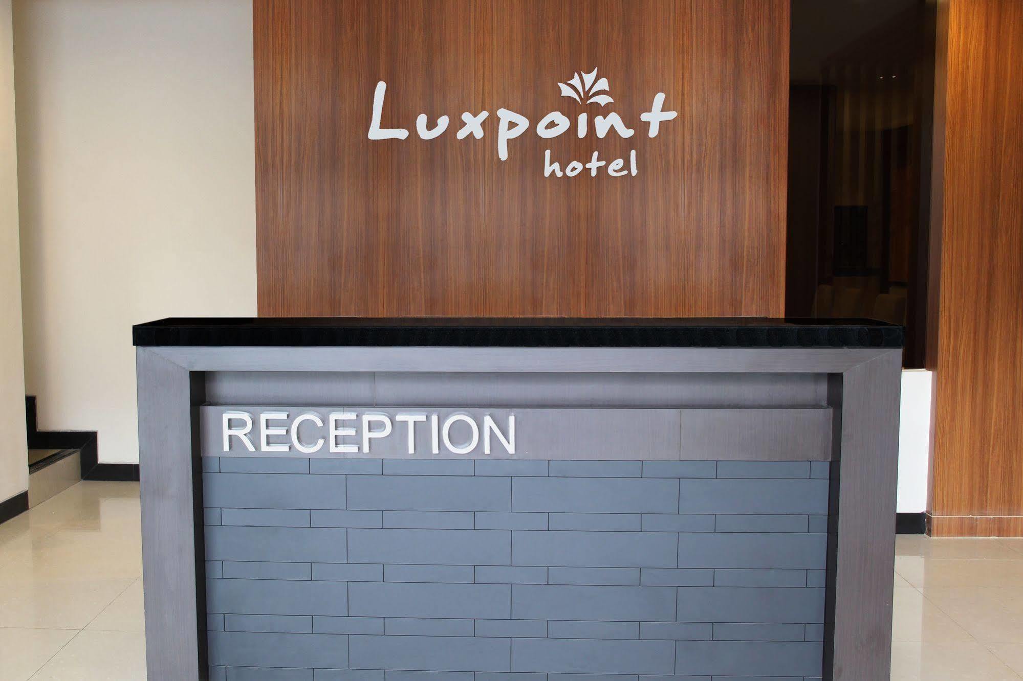 Luxpoint Hotel Baratajaya Surabaya Kültér fotó