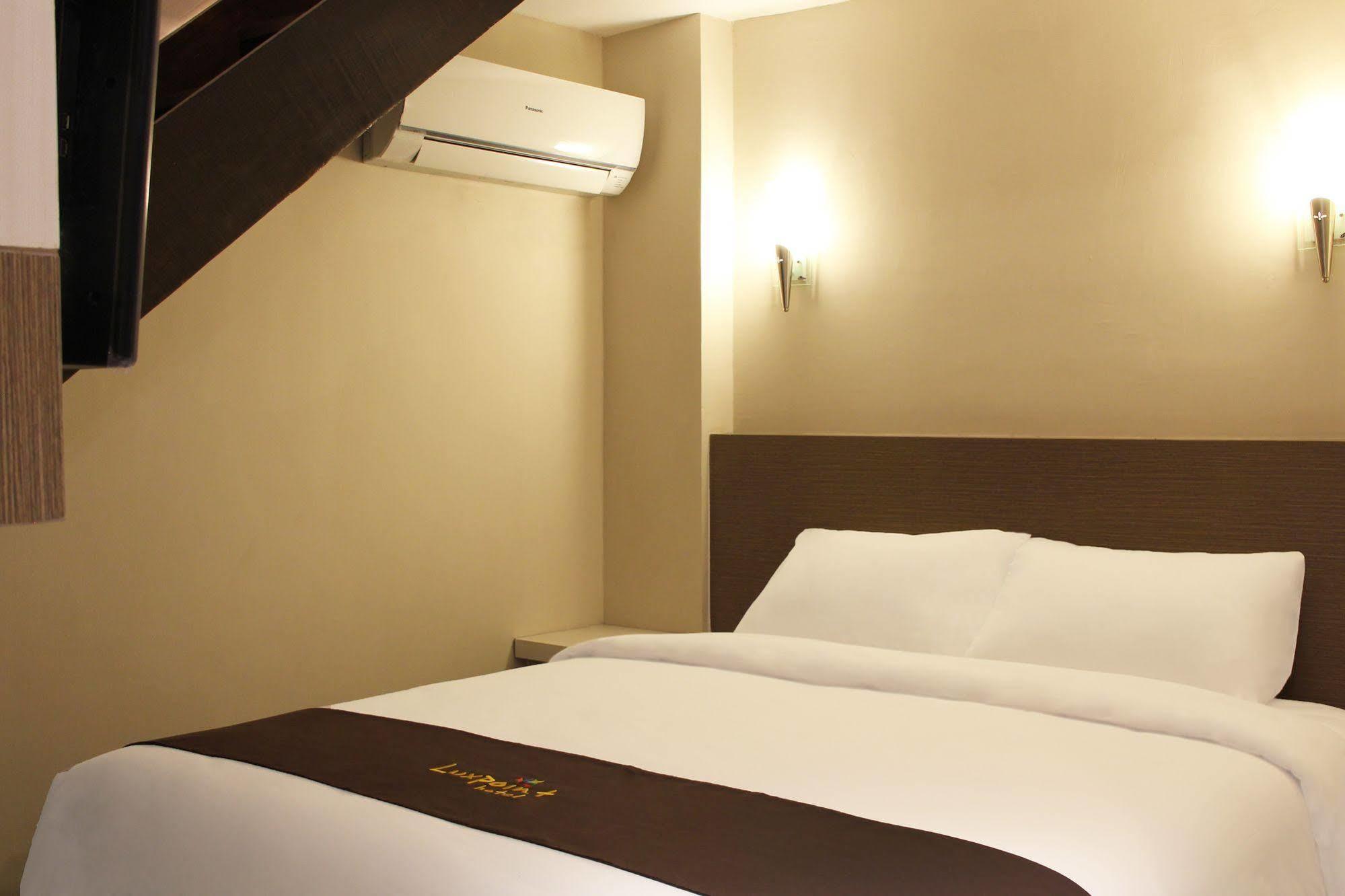 Luxpoint Hotel Baratajaya Surabaya Kültér fotó