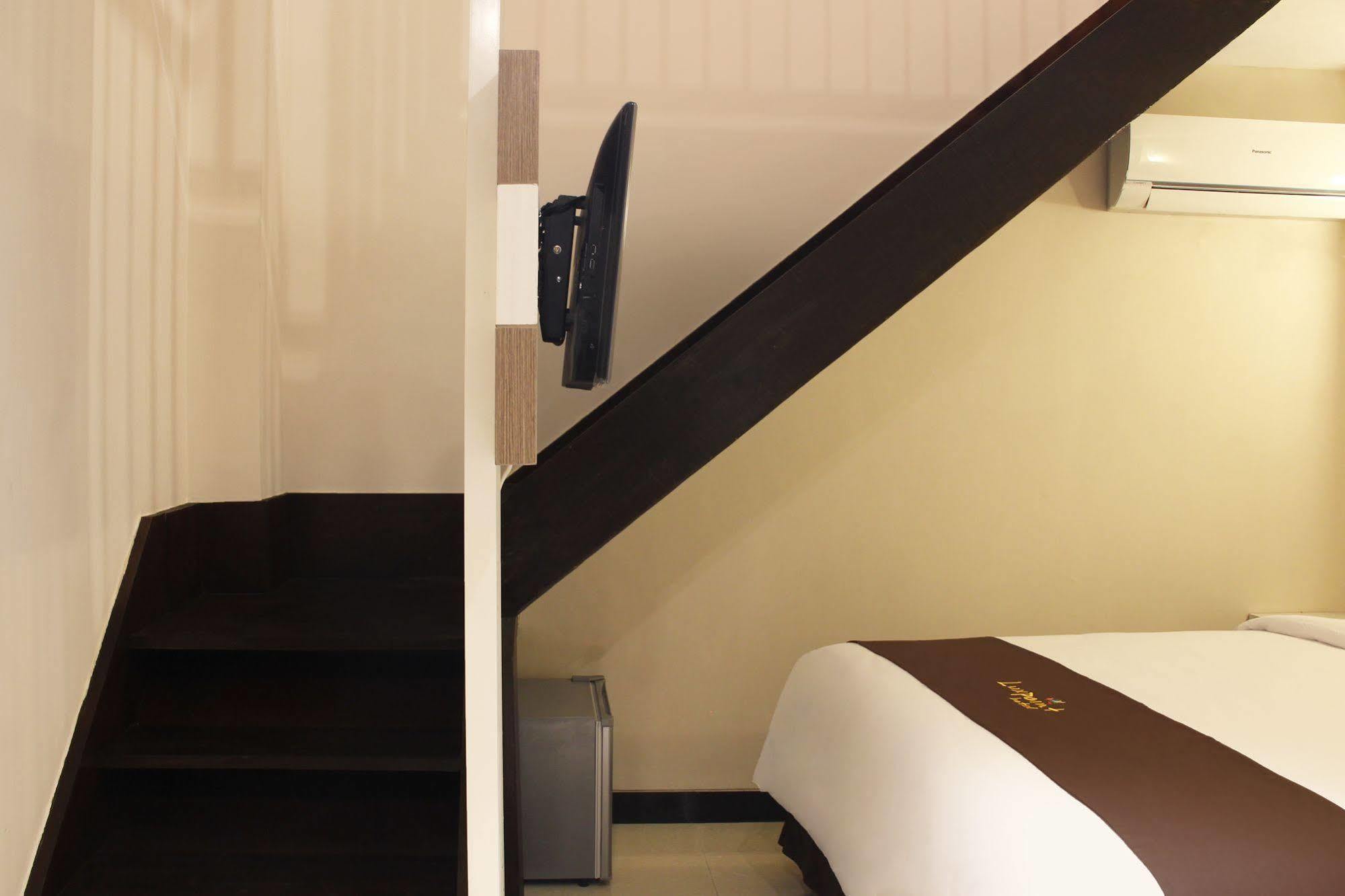 Luxpoint Hotel Baratajaya Surabaya Kültér fotó