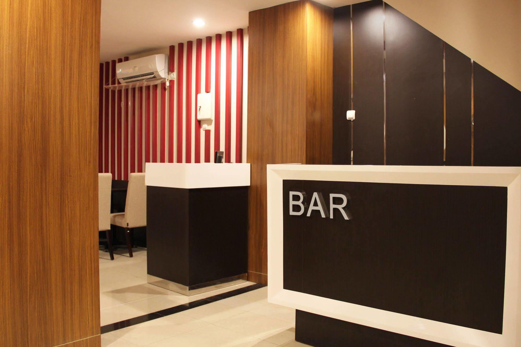 Luxpoint Hotel Baratajaya Surabaya Kültér fotó