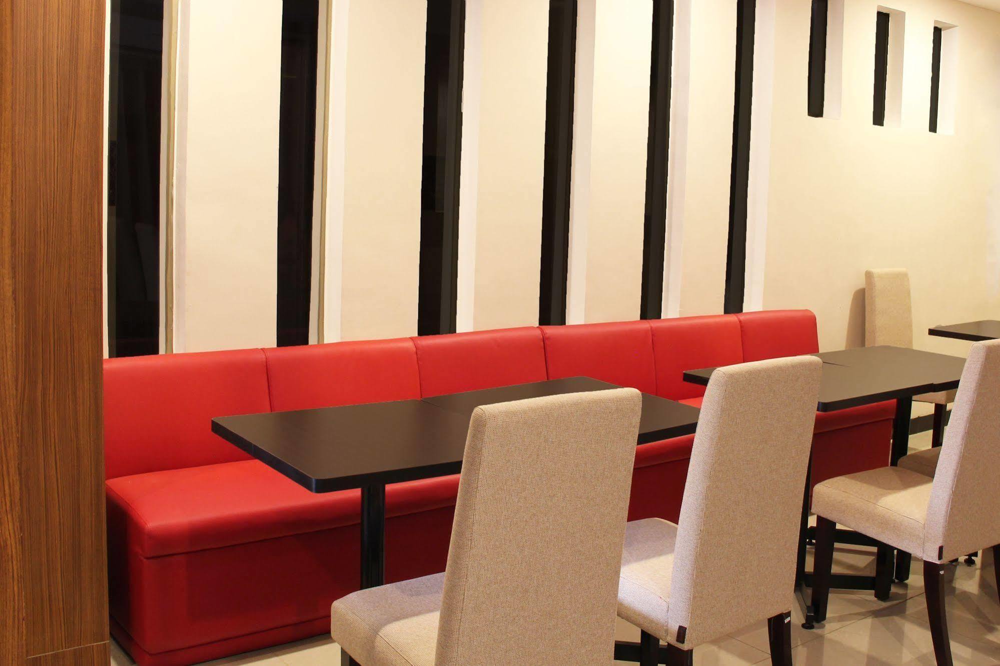 Luxpoint Hotel Baratajaya Surabaya Kültér fotó