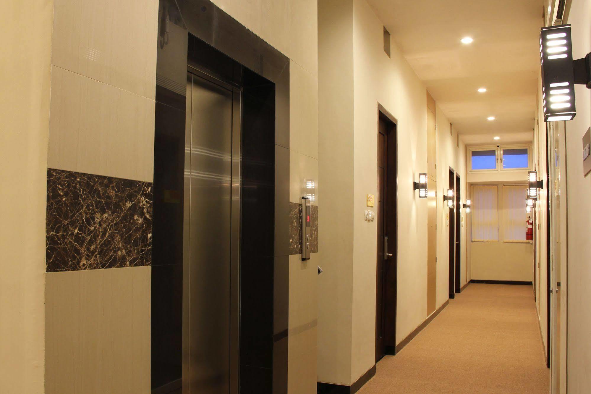 Luxpoint Hotel Baratajaya Surabaya Kültér fotó