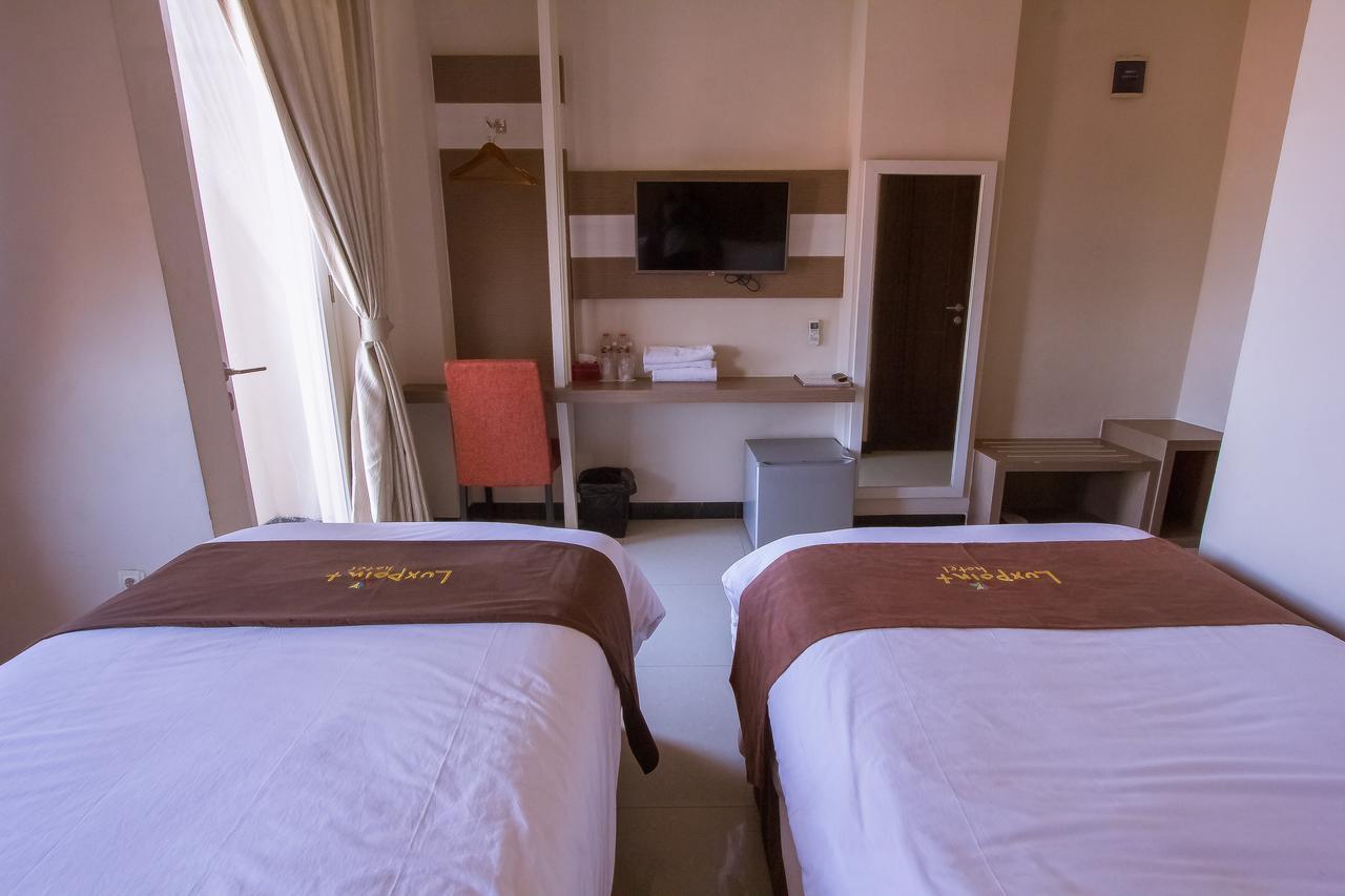 Luxpoint Hotel Baratajaya Surabaya Kültér fotó
