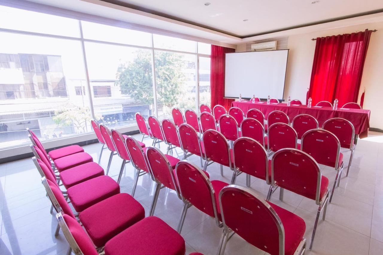 Luxpoint Hotel Baratajaya Surabaya Kültér fotó