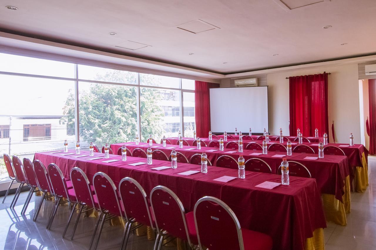 Luxpoint Hotel Baratajaya Surabaya Kültér fotó