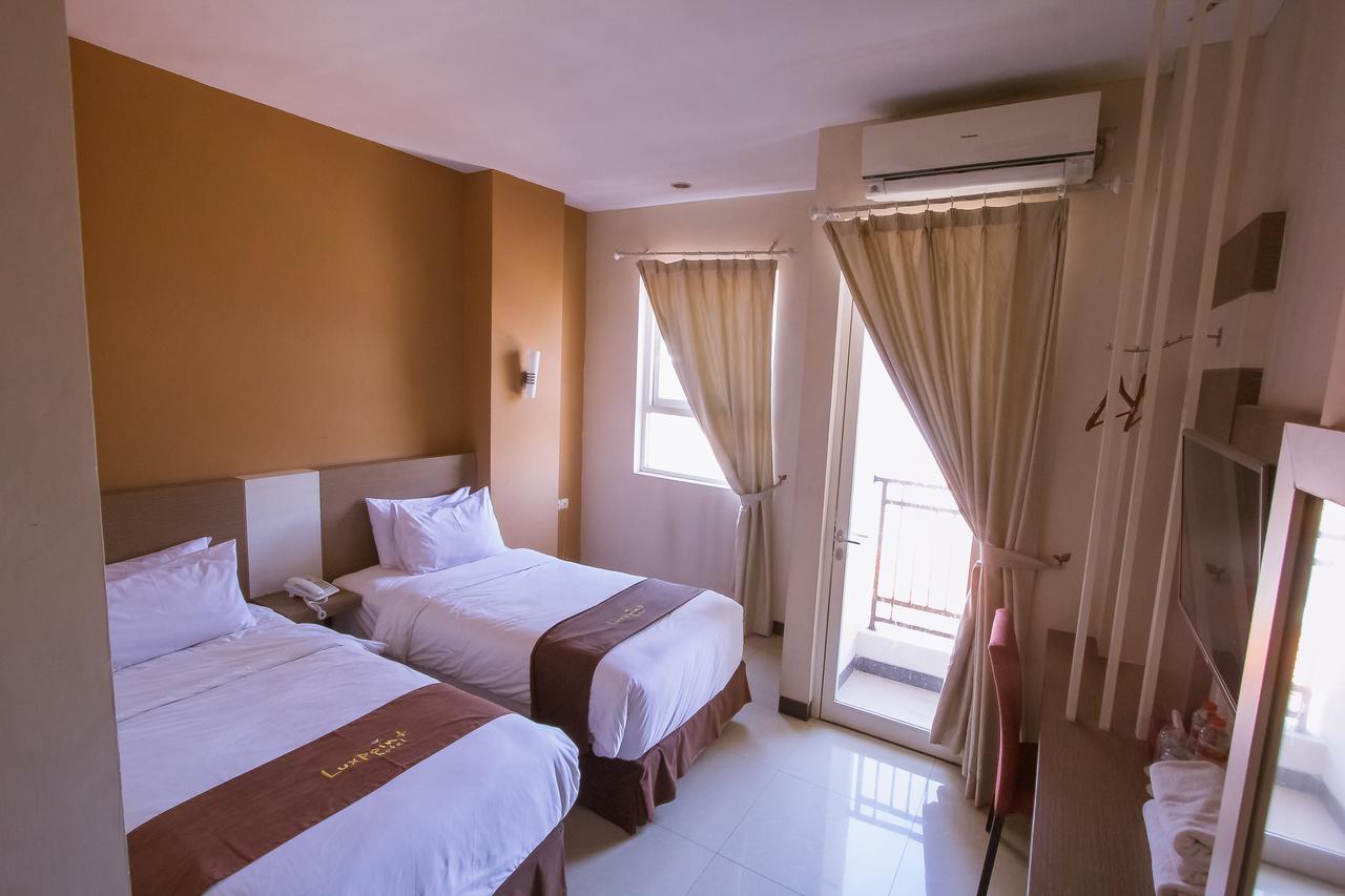 Luxpoint Hotel Baratajaya Surabaya Kültér fotó